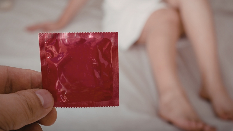 Quan hệ không dùng bao cao su làm tăng khả năng tiếp xúc trực tiếp với vi khuẩn gây bệnh