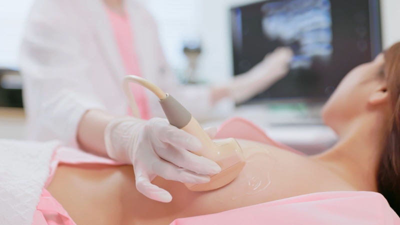 Siêu âm vú giúp bác sĩ đánh giá mức độ bao xơ và các biến chứng liên quan