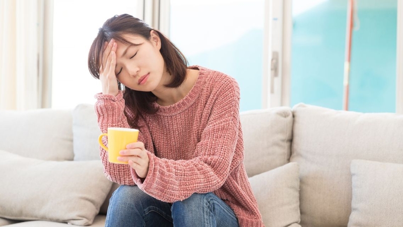 Đau bụng âm ỉ và căng tức ngực là những dấu hiệu thường gặp trước kỳ kinh