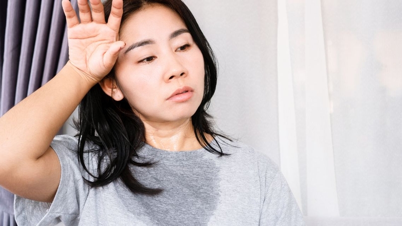Dấu hiệu cơ thể thiếu nước có thể biểu hiện qua khô miệng, mệt mỏi và chóng mặt