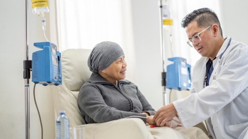 Người cao tuổi, sức khỏe yếu hoặc có bệnh mạn tính thường khó đáp ứng tốt với hóa trị