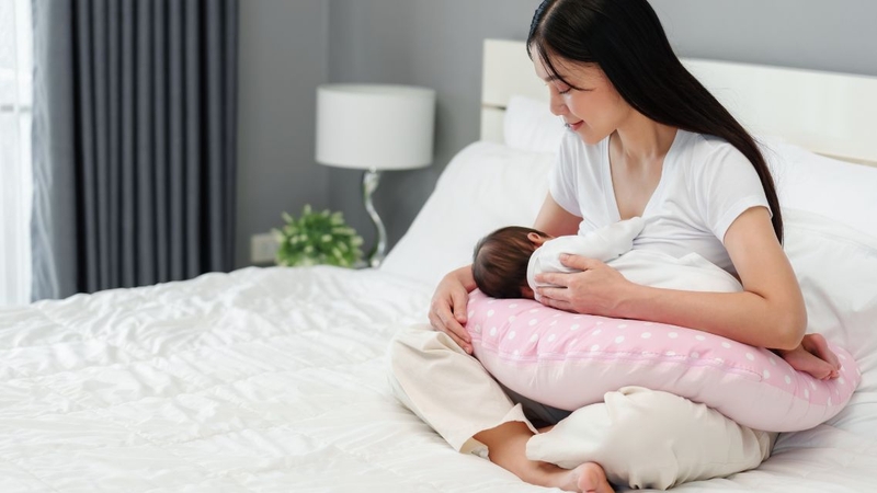 Cho bé bú theo nhu cầu giúp đáp ứng tốt nhu cầu dinh dưỡng