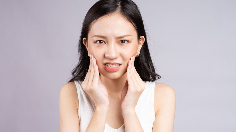 Triệu chứng mọc răng khôn có thể từ nhẹ đến nặng, gây ảnh hưởng đáng kể đến sức khỏe răng miệng