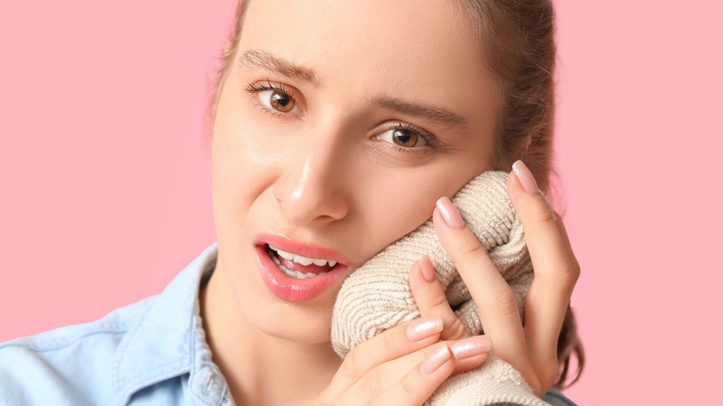 Trong lúc chờ đi khám bạn có thể chườm lạnh ngoài má để hỗ trợ giảm đau