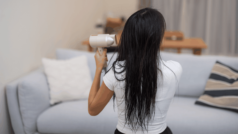 Tránh tình trạng tóc ẩm, ướt, thay vào đó giữ vệ sinh cho da đầu luôn thoáng, sạch sẽ