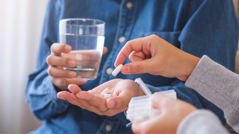 Bác sĩ có thể kê đơn thuốc giảm đau hoặc thuốc giãn cơ nhằm giảm triệu chứng