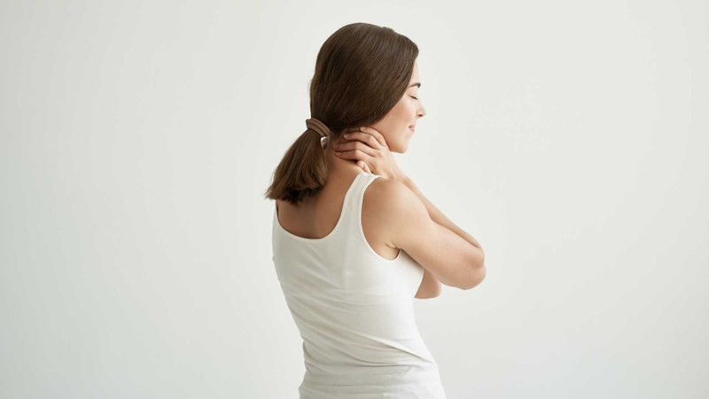Cúi đầu nhẹ về trước, dùng tay kéo nhẹ để giãn cơ vùng sau cổ