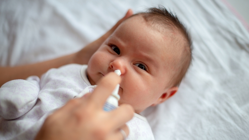 Dấu hiệu nhận biết trẻ sơ sinh 1 tháng tuổi bị cảm lạnh và cách xử trí an toàn tại nhà 4