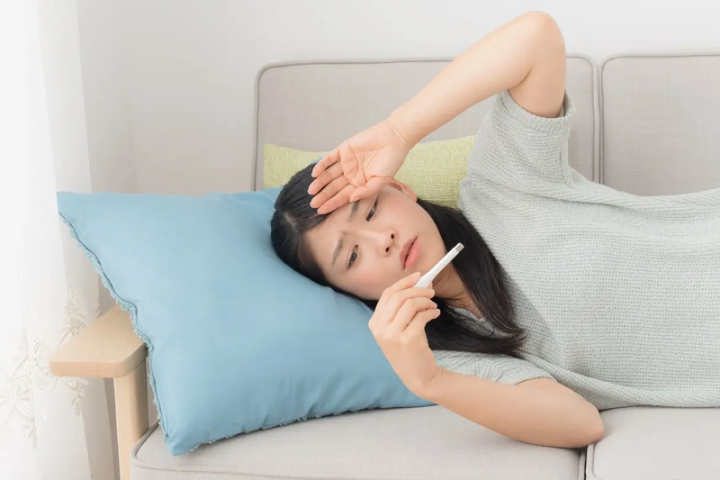 Sốt và ớn lạnh là những dấu hiệu đầu của HIV