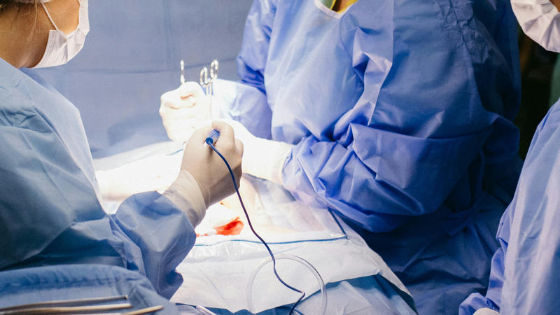 Người bệnh cần theo dõi sức khỏe để phát hiện sớm dấu hiệu nhiễm trùng sau khi mổ trĩ