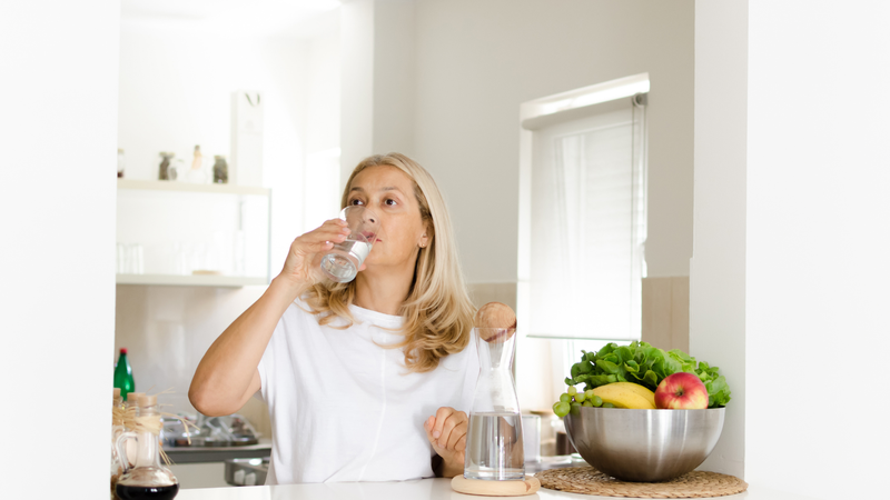 Nên tăng cường rau xanh, trái cây, uống khoảng 2 lít nước mỗi ngày để phòng ngừa táo bón