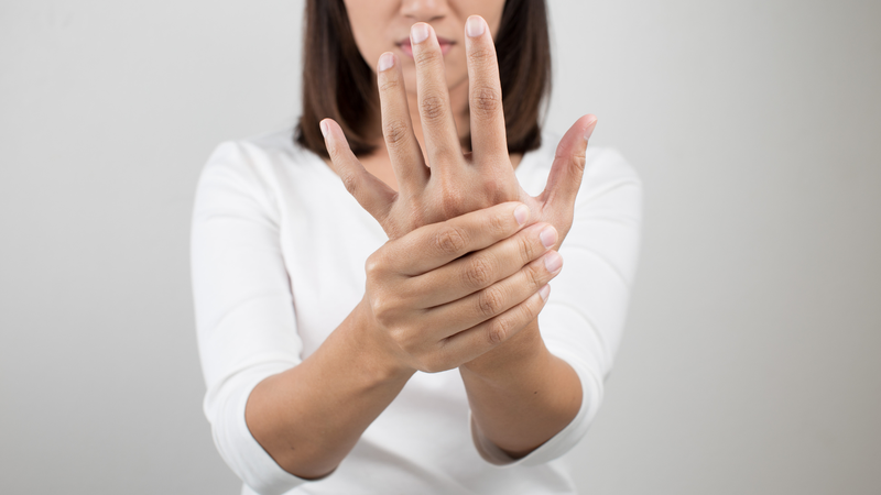 Thoát vị đĩa đệm cổ có thể gây tê và đau tay
