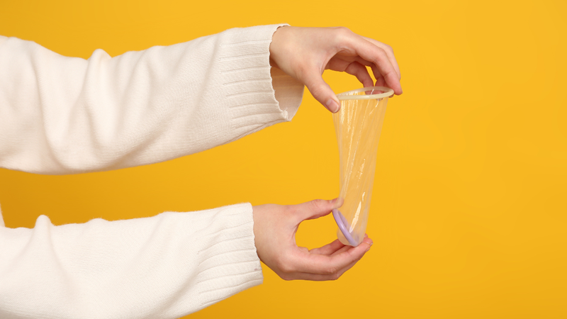 Bao cao su bị rách, thủng là dấu hiệu tràn bao cao su đặc trưng