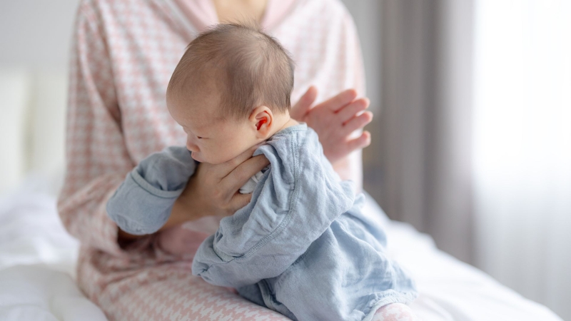Vỗ ợ hơi cho trẻ sau khi bú là phương pháp đơn giản và hiệu quả