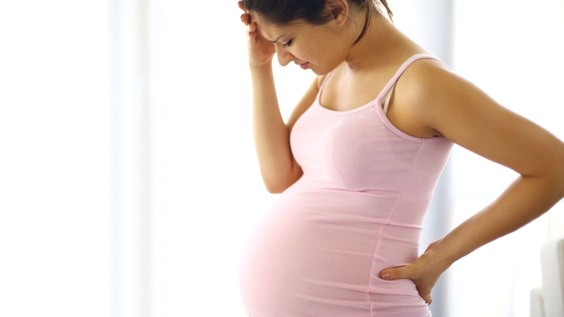 Đây là nhóm nguyên nhân mà phụ huynh có thể chủ động phòng ngừa phần nào thông qua khám thai đầy đủ và chăm sóc thai kỳ đúng cách