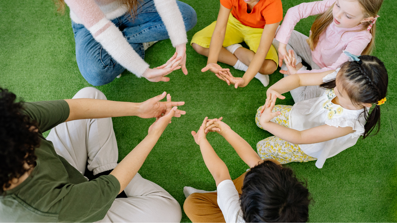 Dấu hiệu trẻ không nhìn vào mắt khi nói chuyện 1