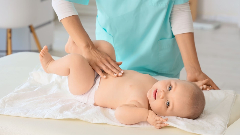 Dấu hiệu trẻ sơ sinh bị chướng bụng đầy hơi là bụng căng tròn, sờ thấy cứng