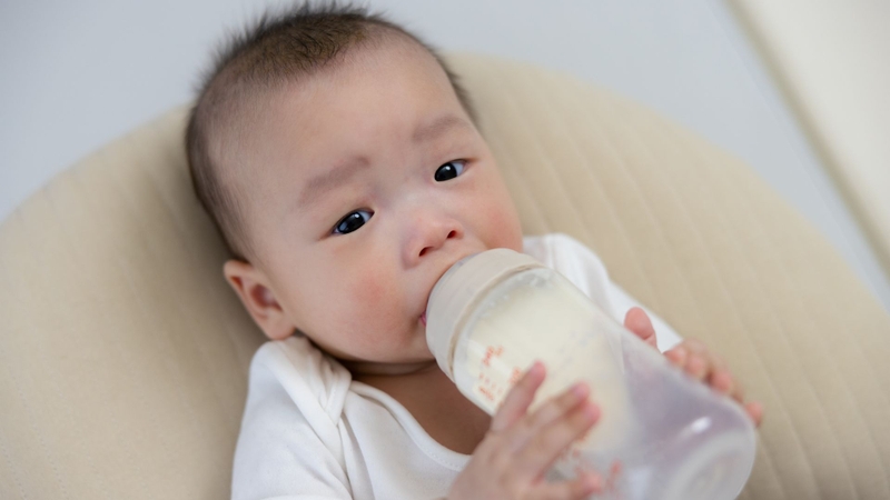 Do tư thế bú chưa đúng, ngậm ti không kín hoặc núm ti không phù hợp