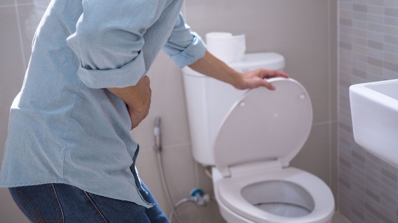 Tiểu ra máu không đau là dấu hiệu ung thư bàng quang giai đoạn đầu dễ bị bỏ qua