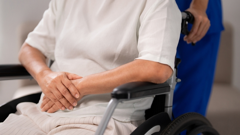 Theo dõi sát tình trạng bệnh và phối hợp chặt chẽ với nhân viên y tế giúp phát hiện sớm các biến chứng và xử trí kịp thời