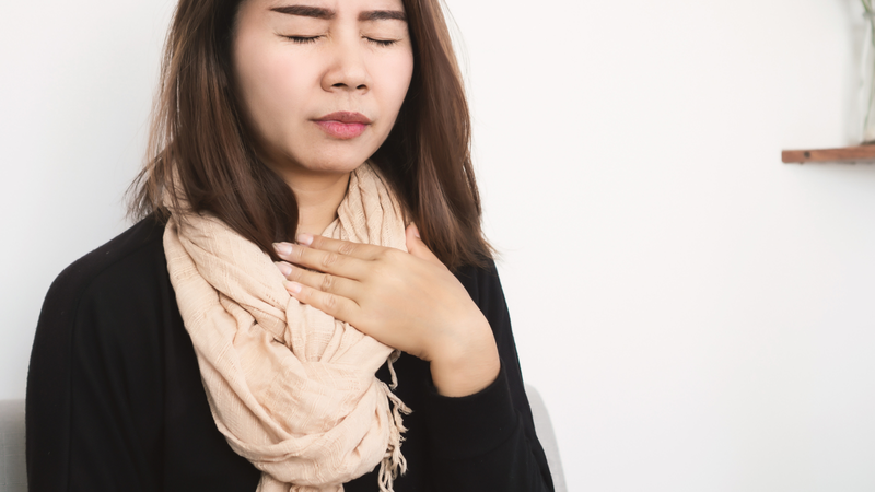 Cảm giác thức ăn bị vướng lại ở cổ họng, nuốt đau