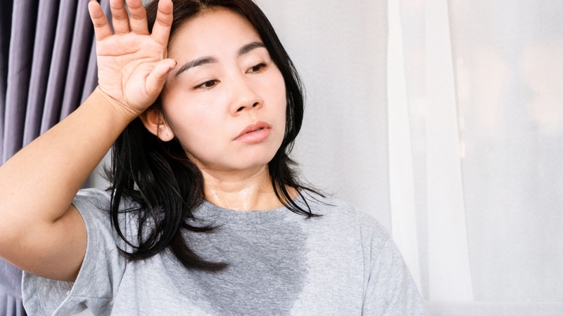 Người bệnh có thể đổ mồ hôi nhiều trong khi ngủ