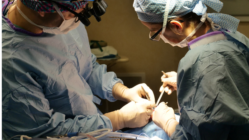 Phẫu thuật ung thư mũi thường đòi hỏi sự phối hợp của một đội ngũ y tế đa chuyên khoa