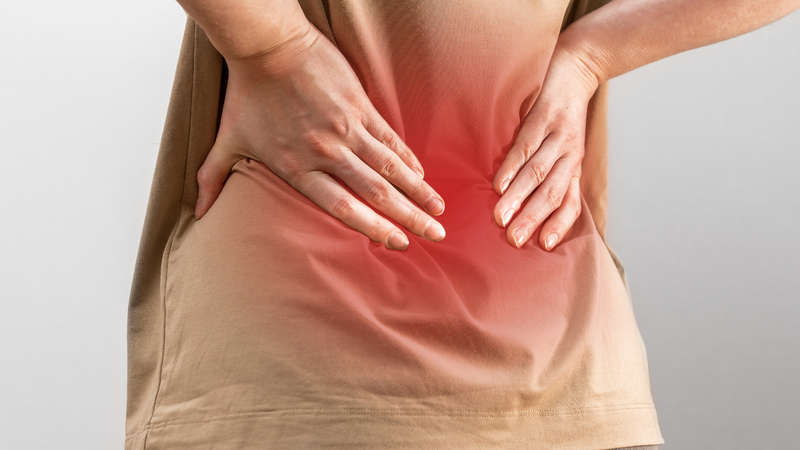 Đau ở vùng thắt lưng có thể là một trong những dấu hiệu ung thư thận