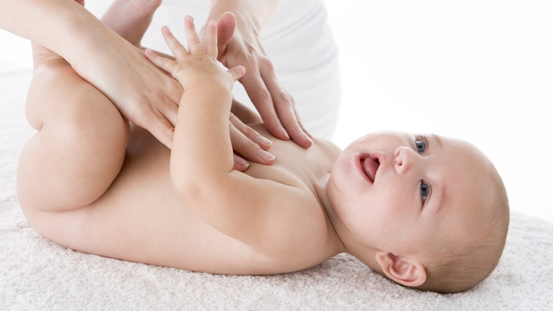 Dấu hiệu và cách xử trí khi bé bị đầy bụng và nôn 4