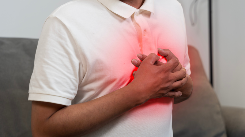 Đau dữ dội vùng thượng vị là một trong những dấu hiệu xuất huyết dạ dày