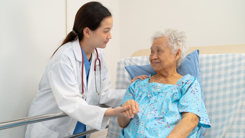 Người bệnh nên đến cơ sở y tế kiểm tra càng sớm càng tốt nếu có dấu hiệu nghi ngờ xuất huyết dạ dày