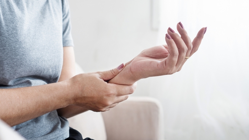 Đau khớp cổ tay là tình trạng xuất hiện cảm giác đau nhức, khó chịu tại vùng khớp nối giữa bàn tay và cẳng tay