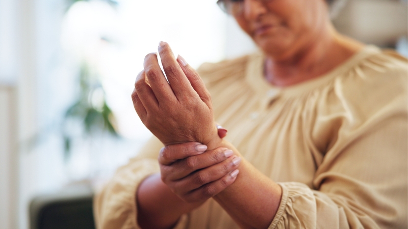 Một số bệnh lý như viêm khớp, thoái hóa khớp, gout hoặc rối loạn liên quan đến chuyển hóa và nội tiết cũng có thể gây đau khớp cổ tay