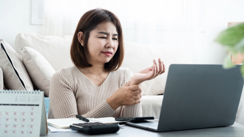 Nhân viên văn phòng thường phải thực hiện các động tác tay lặp đi lặp lại, gây quá tải lên khớp cổ tay, dẫn đến đau và mỏi kéo dài