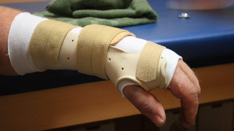 Trong một số trường hợp, nẹp cổ tay có thể giúp cố định khớp tạm thời, giảm áp lực và hỗ trợ quá trình hồi phục