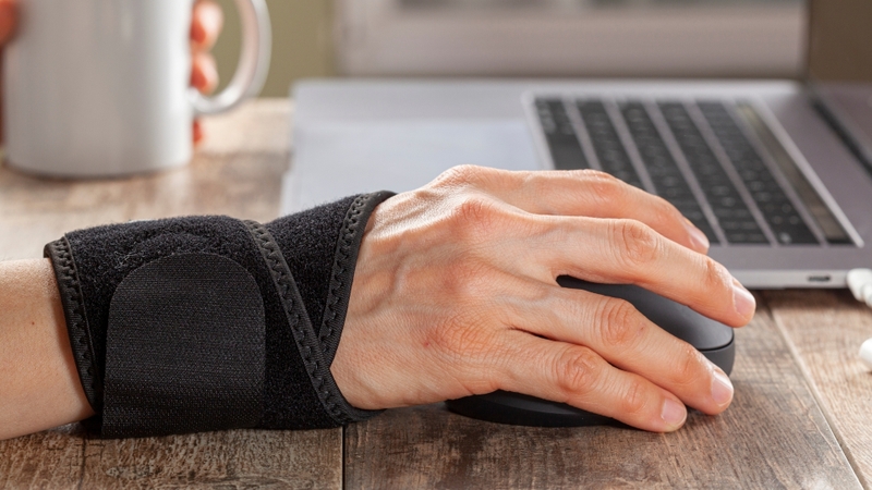 Khi làm việc nên giữ cổ tay ở vị trí thẳng, tránh gập hoặc lệch quá mức