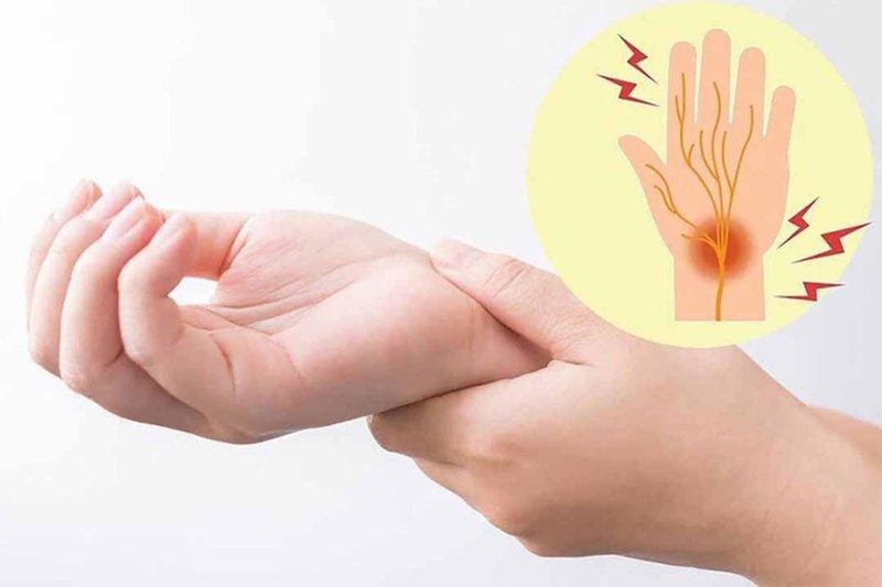 Đau khớp cổ tay có thể là do các chấn thương cấp tính hay liên quan đến các bệnh lý tiềm ẩn khác