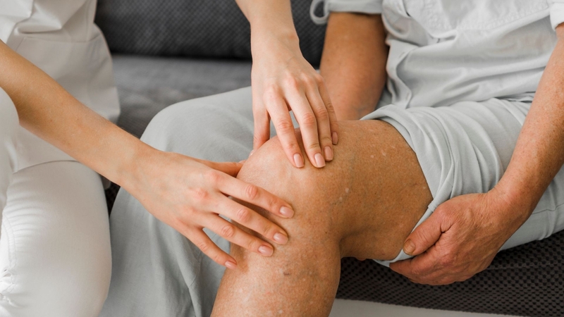 Đi bộ đúng cách hỗ trợ vận động và duy trì sức khỏe khớp gối