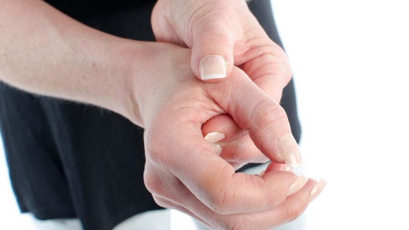 Đau khớp ngón tay cái có nguy hiểm không? Có chữa trị được không 2