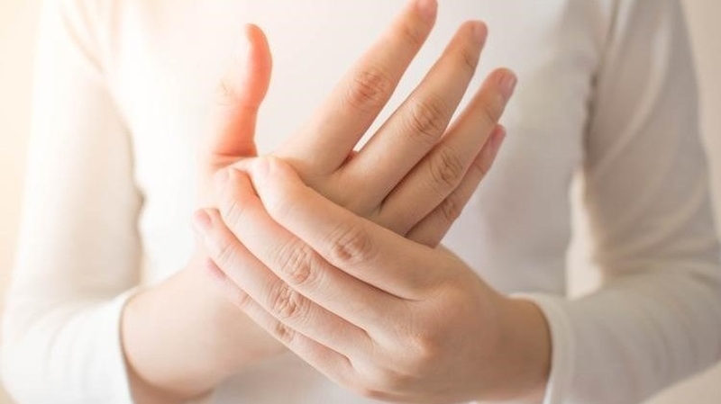 Đau khớp ngón tay cái sau sinh: Nguyên nhân và cách điều trị 3