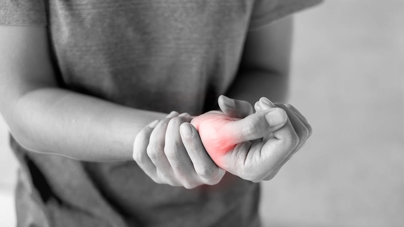 Đau khớp ngón tay khi ngủ là do đâu? Có nguy hiểm không? 2