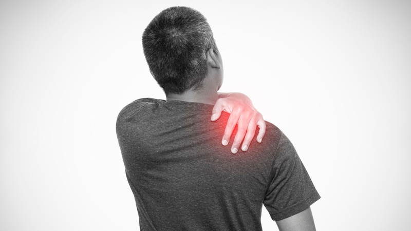 Thoái hóa khớp vai là tình trạng sụn khớp bị bào mòn theo thời gian, khiến hai đầu xương cọ xát trực tiếp với nhau, gây đau nhức