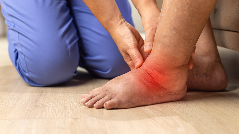 Khi xuất hiện cơn đau khớp kéo dài hoặc có dấu hiệu sưng viêm, người bệnh nên tham khảo ý kiến bác sĩ