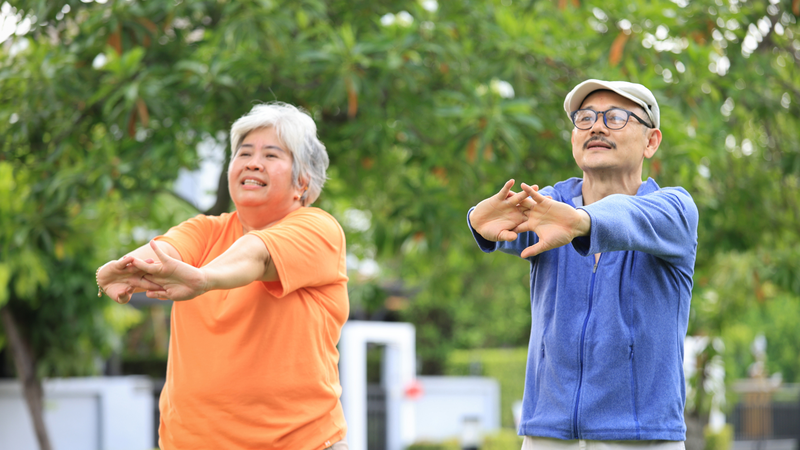 Vận động phù hợp giúp duy trì sự linh hoạt của khớp và tăng cường sức mạnh cơ quanh khớp