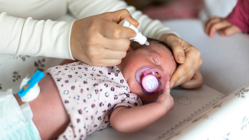 Dầu khuynh diệp rơi vào mắt bé có sao không? 2