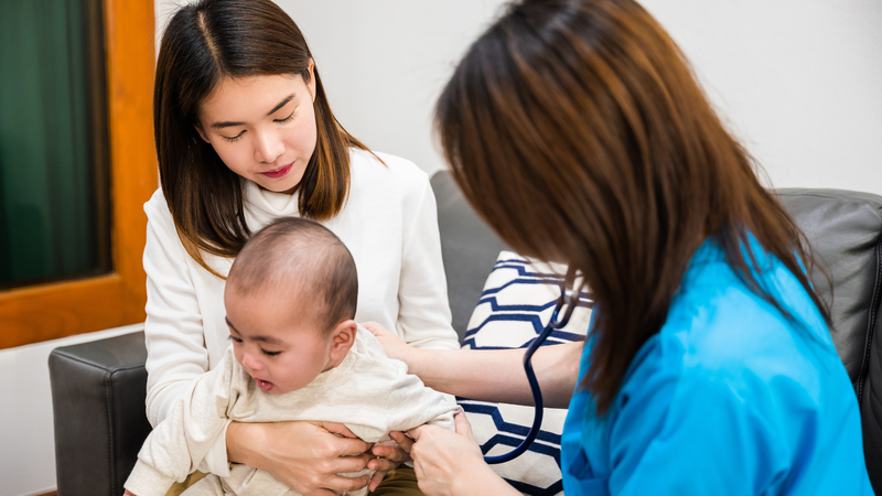 Dầu khuynh diệp rơi vào mắt bé có sao không? 3