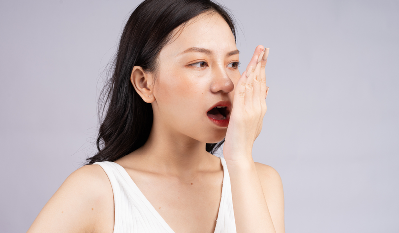 Cách nhận biết hơi thở có mùi hôi: ngửi hơi thở trực tiếp