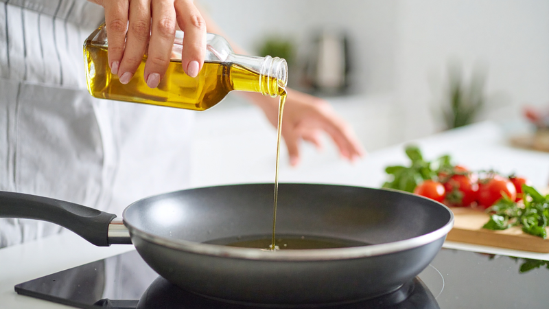 Dầu lạc có rán được không? Chiên rán ở nhiệt độ phù hợp giúp món ăn giòn ngon và an toàn