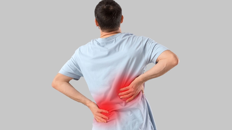 Đau lưng giữa cần được lưu ý nếu đi kèm các dấu hiệu cảnh báo nghiêm trọng
