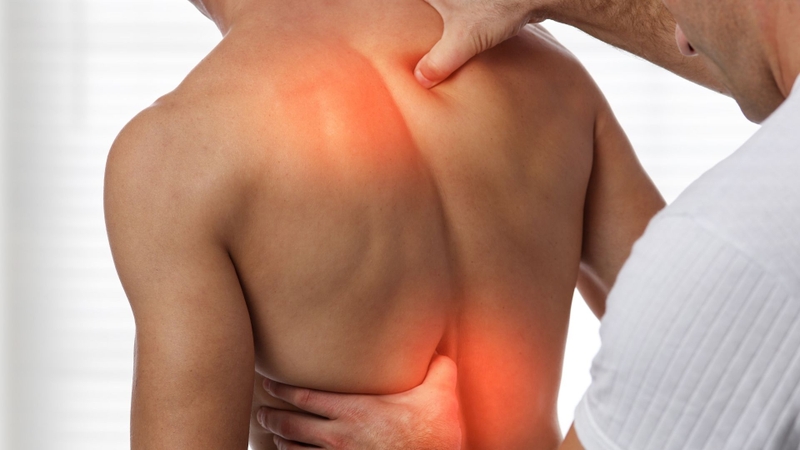 Vận động phù hợp, chườm nóng lạnh và cải thiện tư thế có thể giúp giảm khó chịu